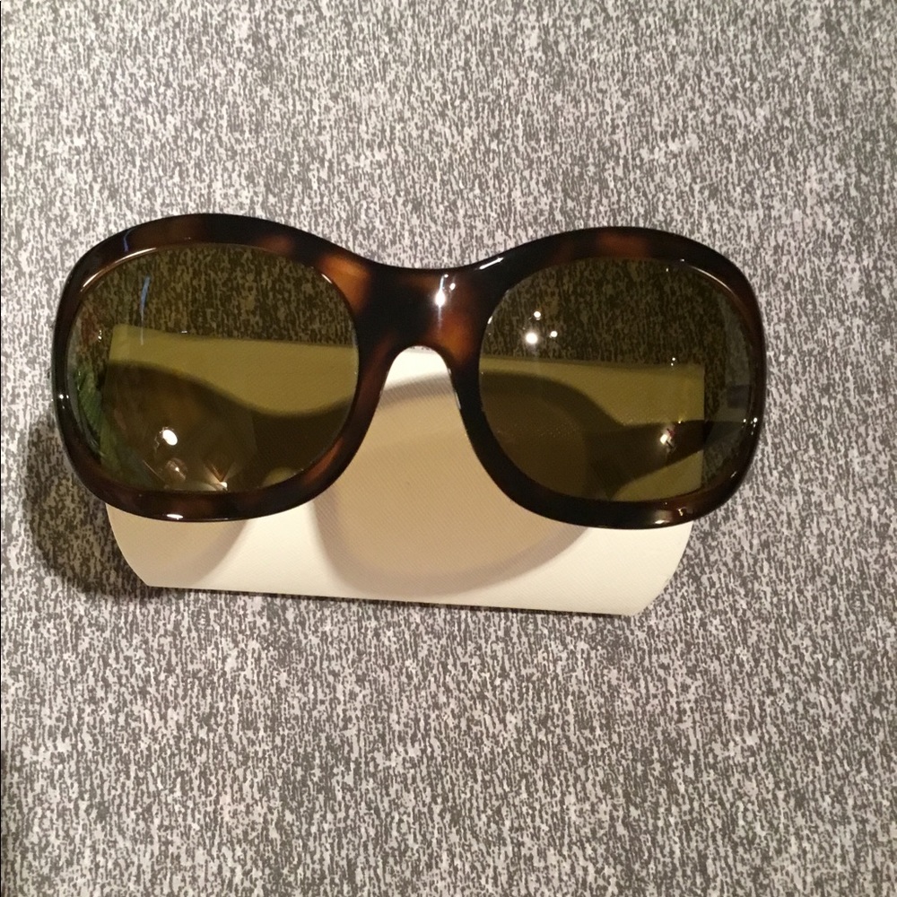 VERSACE SUNGLASSES WITH CASE ONLY $225🏖 SEE PIC. - Picture 4 of 14